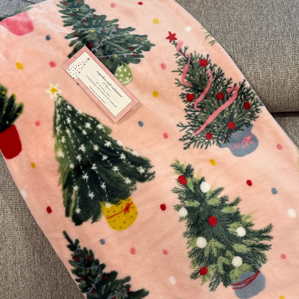 Cupcakes & Cashmere Pink Christmas Trees 🎄🩷 Plush Holiday Throw blanket NWT